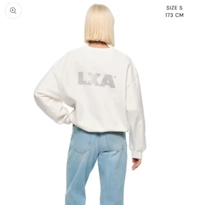 LXA sweatshirt  - Helt ny men prislappen kvar, Off white sweatshirt ifrån LXA säljer pågrund av att den inte var rätt storlek för mig och den är tyvärr helt slut på hemsidan.  Skriv privat för fler bilder och köparen står för frakt 