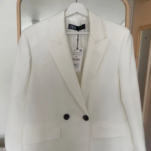 Oanvänd kavaj - Jättefin vit kavaj, helt oanvänd!! Stl 38❤️☺️