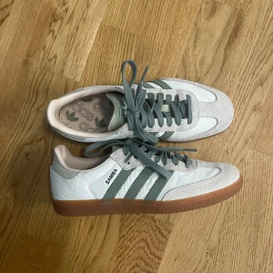 Adidas Samba - Aldrig använda, endast testade. Säljer då de tyvärr inte passade mig💕 Originalkartong och extra medföljande vita snören finns.