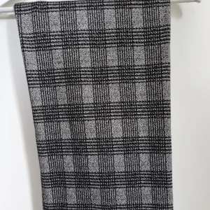 Svartgråa rutiga byxor - Ett par snygga rutiga byxor som jag älskade när jag var yngre men de är tyvärr för små för mig nu. Hade också ett par bilder med exempel på hur jag brukade stylea dem 🥰 De är väldigt bekväma och sköna och ger dessutom en snygg passform :)  Varsamt an