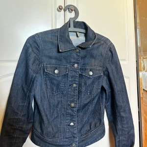 Jeans jacka - En mörkblå skit snygg jeans jacka!😍säljer då den inte kommer till användning.
