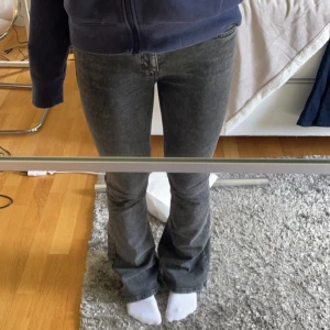 Lågmidjade jeans - Säljer mina fina jeans från Gina💕