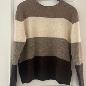 Stickad tröja - Säljer denna fina stickade tröja, den är i bra skick och är jättemysig. Säljer den då den ej används. Säljer för 150kr men pris kan diskuteras. Hör av er om frågor