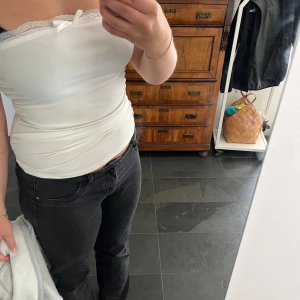 Vit topp - Jättegullig tub top i nyskick, den är lite genomskinlig men inte alldeles för mycket 💗 Endast testad på, skriv vid frågor 