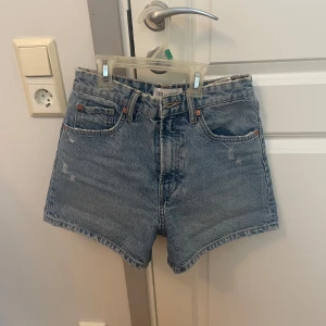 Jeansshorts - Jeansshorts från zara i st 34. De går att vika upp om man vill ha kortare som på bild 3.