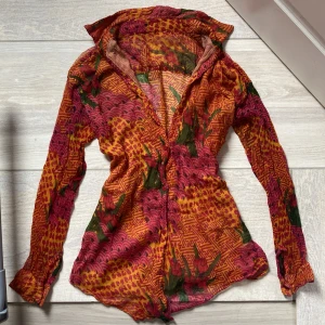 Skjorta - Så snygg skjorta i tunnare material med fina mönster i poppiga färger och coolt mönster! Perfekt att ha nu när det är varmare ute🧡 Perfekt till ett par jeans shorts eller kjol!