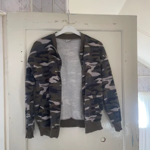 Kamouflage tröja  - Ok skick vad jag ser priset är absolut diskuterbart och har du några funderingar så tvecka inte på att höra av dig 🥰