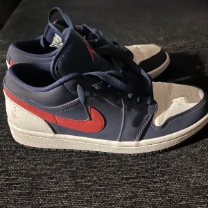 Jordans - Lite smutsiga men går att torka av, är försiktigt använda vid Max 20 tillfällen!❤️