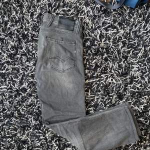 Ett par feta replay anbass jeans som är ett par feta replay anbass jeans som är skräddarsydda  Dem är size 30 men tyckte de var långa för sin storlek sitter nästan perfekt i längden och jag är 180 tveka inte om du funderar något 