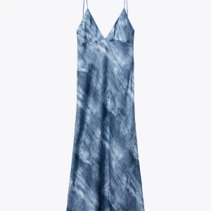 Glansig blå klänning från Zara - Superfin klänning från Zara som är köpt förra året, skicket är som ny. Tjejen på andra bilden är 178cm, om man är runt 160 kommer klänning gå ända ner till fötterna ungefär. Skriv privat för fler bilder💓