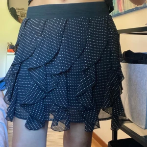 Kjol från HM - Säljer en kjol från HM. Använd några gånger men i mycket bra skick✨