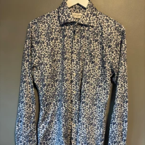 John Henric skjorta - Säljer min John Henric skjorta eftersom sena har blivit för liten. Inte använd så jättemycket.