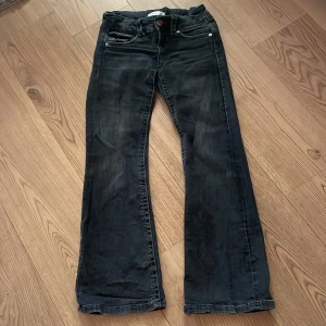 Gina Tricot jeans - Svarta jeans från Gina trocot lowwaist bootcut