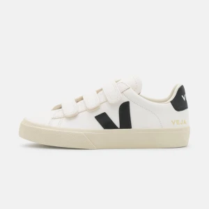 Veja sneakers - Säljer mina assnygga Veja sneakers, bra skick förutom en skråma på ena hälen men den kan lätt täckas med lite skokräm. Skriv privat för egna bilder 💓❤️ Mvh Stina