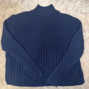 Stickad tröja  - En söt blå stickad tröja från kapphahl i storlek XL, sitter dock som S/M💗