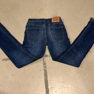 Levis jeans  - Hej säljer dessa Levis jeans i storlek 28/27 i modell 512 nypris ca 1500 säljs för 299