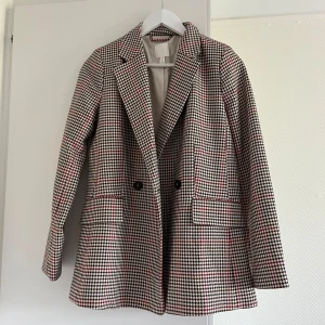 Kavaj H&M - Ny oanvänd inget att anmärka på.  Normal i storlek❤️