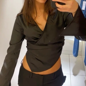 Topp - Snygg festtopp från Gina i satin material. Endast använd 2 gånger så skicket är som nytt! 