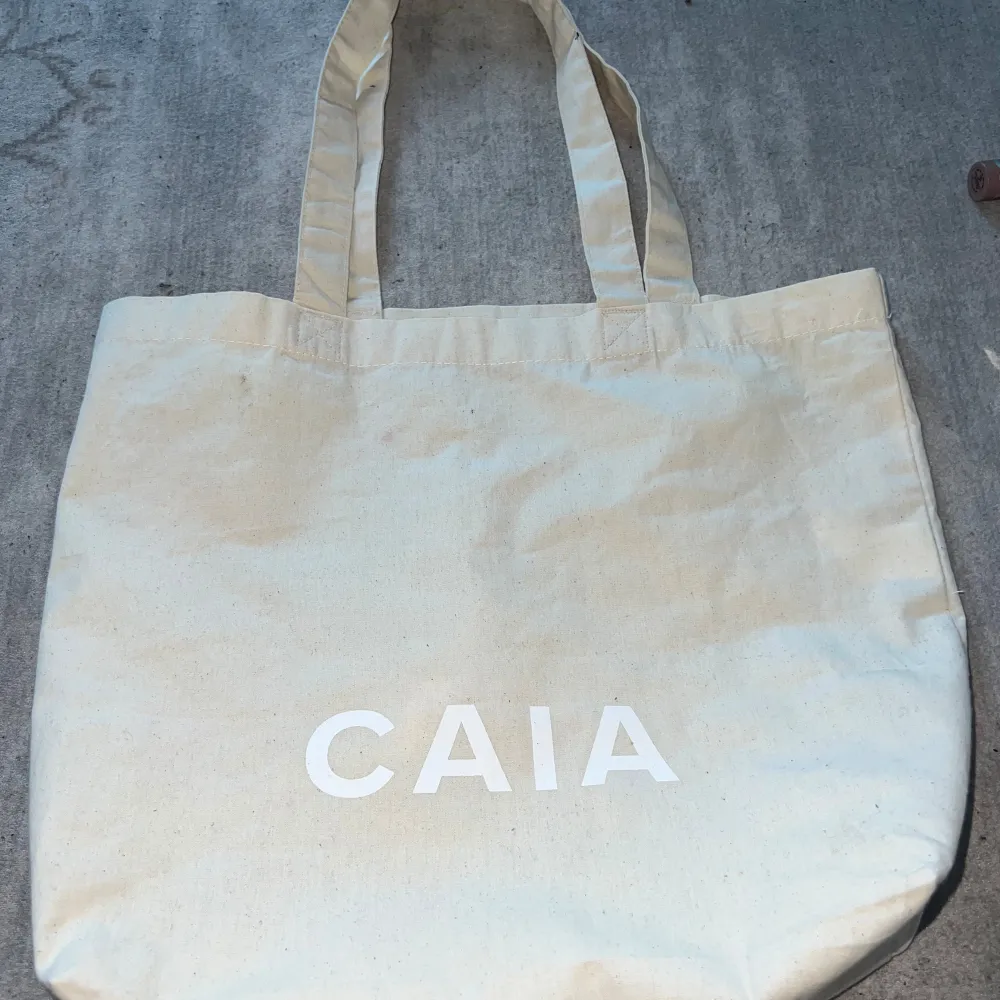 Caia tote bag, finns foundation fläckar i väskan, se bild. . Väskor.