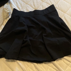 Svart kjol - Otroligt skönt material och är väldigt fin att ha på sig.