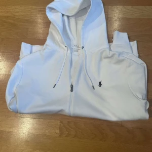 Raplh lauren zip hoodie vit - Ralph lauren zip vit, knappt använd eftersom köp av förstor storlek. Köpt fårn zalando storlek xl  Pris:499 Nypris:1450