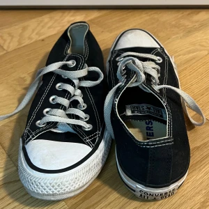 Svarta conversew - Svarta converse. Använt några gånger men i bra skick. Ordinarie pris 749kr men vid snabb affär kan priset diskuteras. 