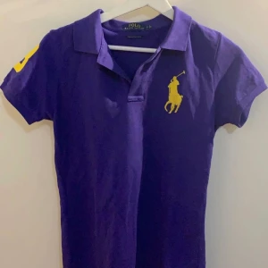 Polo t-shirt - En mörk lila Polo t-shirt i storlek S. Nyskick