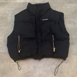 Puffväst- svart - Svart puff väst med justerbara band i mycket bra skick.