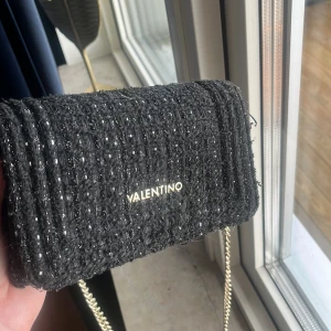 Valentino väska - jätte fin valentino väska som jag fick i julas. Den är helt slutsåld på hemsidan. 🩷 Den är väldigt sparsamt annvänd. 