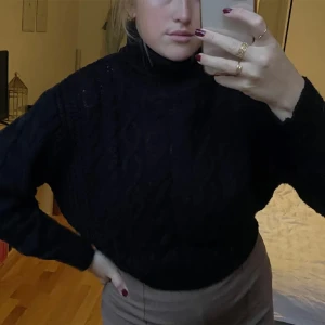 Svart tjock Kavelstickad tröja  - Vid köpa av flera varor sänks priset 🌟🌸