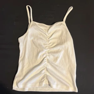 Vitt linne - Vitt linne med detalj i mitten. Säljer pga förstor. Aldrig andvänd.