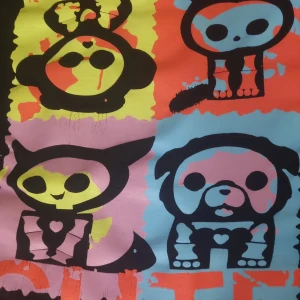 T-shirt med tryck - En svart T-shirt med print i väldigt bra kvalitet, våde på tyget och på printet. Nästan aldrig använd, kanske använt 3-4 gånger. Jar dock blivit för liten nu.