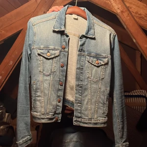 Jeansjacka - Jeansjacka från H&M. Sällan använd.