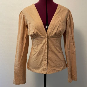 Beige blus med knappar - Ny, aldrig använd!