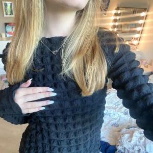 Festtopp - Säljer denna vackra långärmade toppen som passar när man ska vara lite casual uppklädd💋 prislappen kvar, helt oanvänd!! 