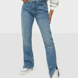 Säljer dessa jeans med slits från Nelly!använda endast 1 gång🤍 Storlek 34!