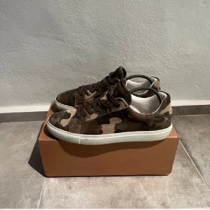 Zadig & Voltaire camo skor - Säljer mina unika Zadig & Voltaire skor i camouflage. Modellen görs inte längre vilket gör dem riktigt unika. Strl 44, men sitter som 43. Skick: 9/10, inga defekter. Originalbox ingår Nypris runt: 3500kr, mitt pris 899. Tveka inte på att höra av dig