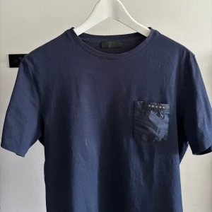 Prada T-shirt - Tja, säljer min Prada T-Shirt som jag säljer pga av att jag inte använder den. Den är Storlek L men sitter som S. Använd fåtal gånger! Kvitto finns och den är självklart äkta! Hör av er om ni undrar något!
