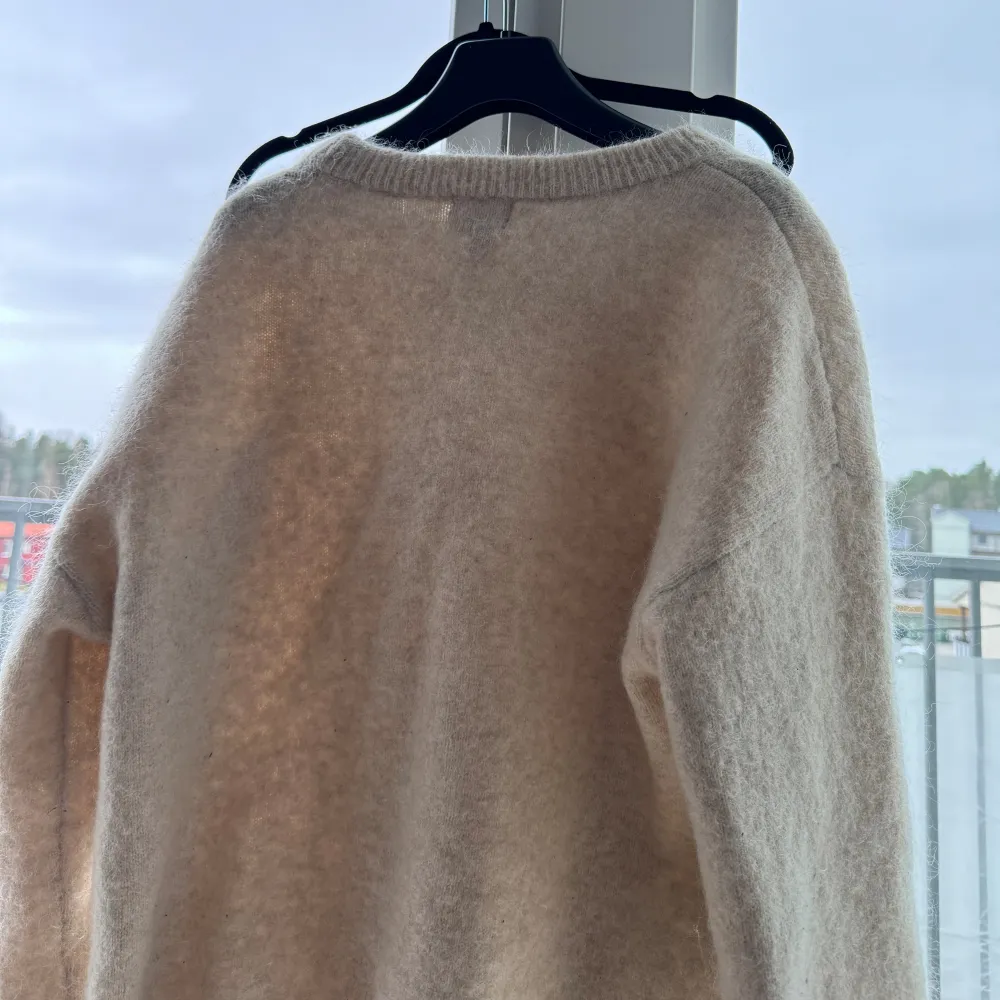 Beige/vit mohair ull tröja i bra skick i storlek xs🥰🥰💓💓säljer då den inte kommer till användning!. Tröjor & Koftor.