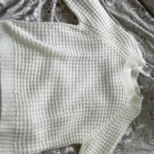 Stickad tröja  - Fin vit stickad tröja perfekt till vintern. Pris kan diskuteras vid snabb köp 