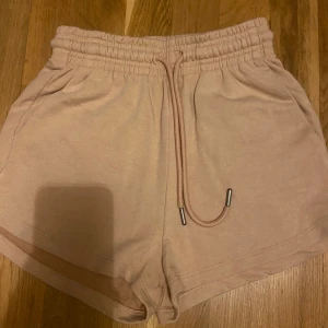 Mjukis shorts - High waisted mjukis shorts. Färgen på dom är som den sista bilden dom andra bilderna va lite otydliga. 