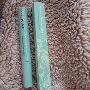 SÄLJER 2 HICKHAPS SERUM/ BROW SERUM 379 KR STYCK  - Jag köpte 4 av Hickhaps fantastiska ögonfrans och bryn serum ! Jag visste att det fungerar fantastiskt då mina vänner haft det länge med fantastiskt resultat! Då detta serum är superdrygt så säljer jag 2 för 300kr styck ! Dom köptes för 479 kr styck!