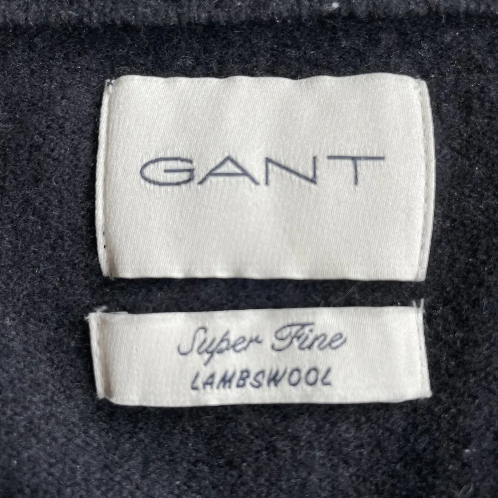 Hej! Vi säljer nu en Gant Half Zip med bommulsmaterial i storlek S // Skick 9/10 // Svart färg // Pris sänkes vid snabb affär // Frakt 1-3 arbetsdagar // Orginalpris 1300 KR // . Tröjor & Koftor.