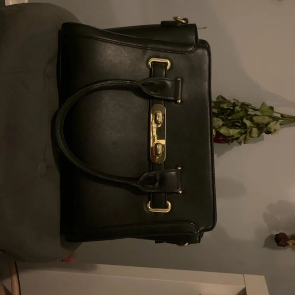 Säljer denna svarta väska som jag köpt begagnat eftersom jag aldrig använder den.. Väskor.
