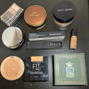 Blandat med smink  - Öppnade, men helt oanvänt!  Too faced - Papa don’t peach blush   Maybelline NY - Fit Me loose finishing powder: 30 medium deep  Revolution (the prinsessa and the frog kollektionen) highligheter   Haus Labs - all over liquid skimmer powder: biker   