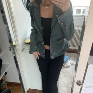 Denim jacka - Snygg och elegant jeansjacka som efterliknar en kavaj, perfekt för våren!!