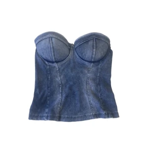 Jeanskorsett - Så snygg jeanskorsett som funkar perfekt till fest och i sommar!🤩 Passar S-L då den är i stretchigt material och har dessutom ”töjbart” material vid baksidan. Skulle säga att kupan är A-B. Skriv privat vid intresse eller frågor🫶🏻🫶🏻🫶🏻