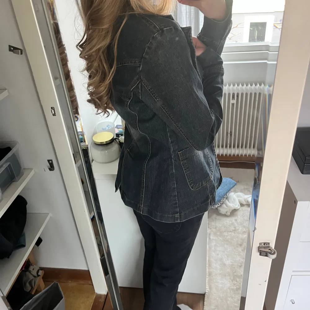 Blå jeansjacka perfekt för våren, efterliknar en kavaj men är i denim material💕💕. Takit.