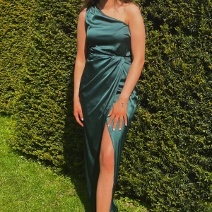 Grön balklänning  - Superfin balklänning som endast är använd vid ett tillfälle 