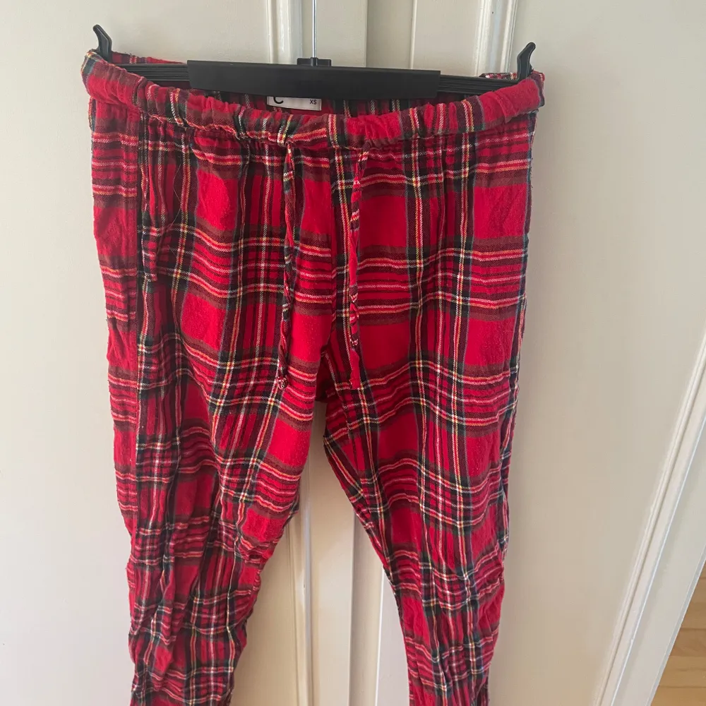 Röda pyjamas byxor från Cubus i stl xs. Använda ett par gånger.. Jeans & Byxor.